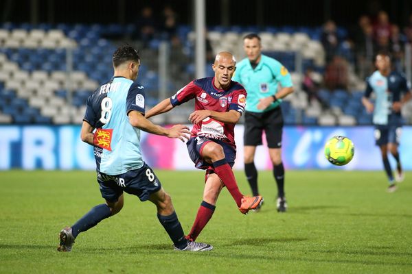 Le milieu offensif du Clermont Foot 63 Thomas Guerbert a décidé d’arrêter sa carrière de joueur professionnel en raison de « blessures à répétition au genou et de multiples opérations », a-t-on appris mardi 10 avril.