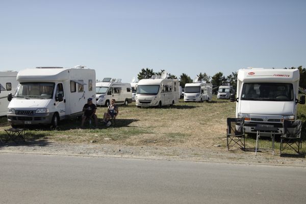 Une soixantaine de véhicules stationnés dans le champ de Mr