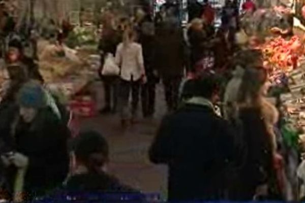 Marché central de Nancy. Mardi 24 décembre 15 heures. L'heure des dernières et indispensables courses.