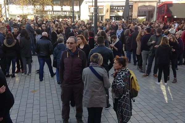 Près de 500 personnes se sont réunies dimanche après-midi 15 novembre pour les victimes des attaques de Paris