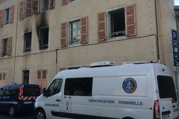 Dimanche 9 septembre, vers 17 heures, des pompiers ont découvert le corps sans vie d'un trentenaire dans un appartement d'Ambert, dans le Puy-de-Dôme. L'hypothèse d'un homicide est privilégiée, puisque le corps compte de nombreuses blessures.