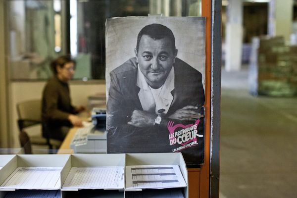  Les restos du coeur ont été créés par Coluche en 1985 sous forme d'association