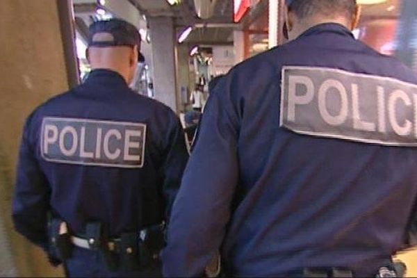 A partir du mercredi 1er janvier 2014, les policiers et gendarmes devront porter un numéro de matricule sur leur uniforme. 