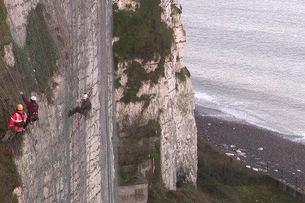 4 cordistes sont à pied d'œuvre pour sécuriser la falaise sur une cinquantaine de mètres de largeur