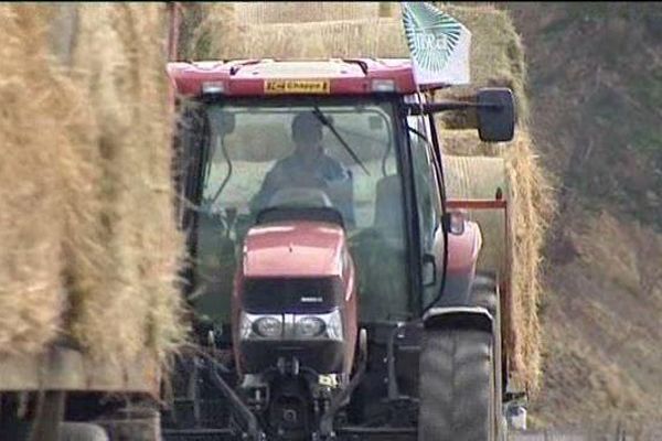 les agriculteurs du Cantal ont fait des convois de remorques pour apporter du foin dans les exploitations du Cézallier.