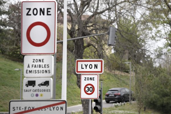 Depuis le 1er janvier 2023, les véhicules CRIT'AIR 5 sont interdits dans la zone à faibles émissions du Grand Lyon.