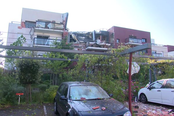 Une violente explosion, survenue dans la nuit du mardi 7 au mercredi 8 mai, a fait des dégâts considérables rue des Fleneaux, à Puilboreau (Charente-Maritime).