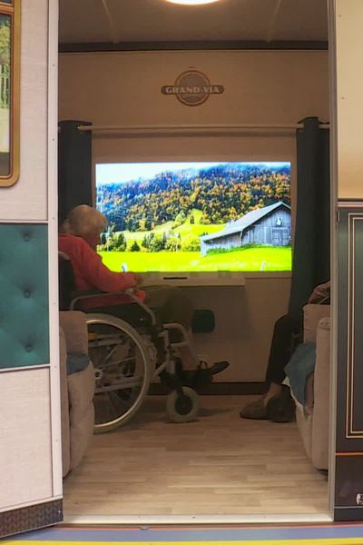 Dans cette pièce de l'EHPAD reconstitué en un wagon de train, un écran fait office de fenêtre pour admirer le paysage.