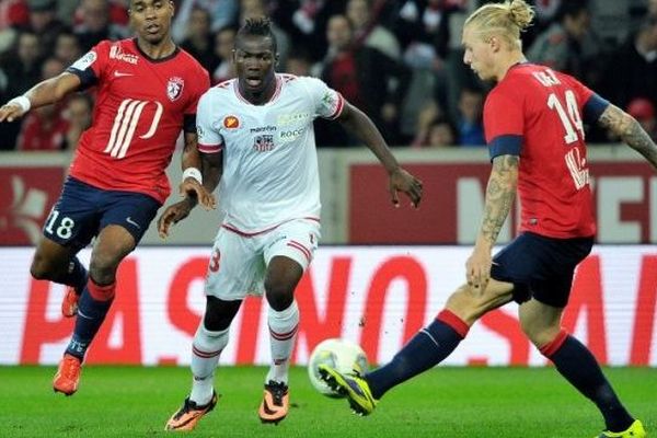 Aboubacar Demba Camara (ACA), entre les Lillois Franck Beria et Simon Kjaer, au stade Pierre Mauroy à Villeneuve d'Ascq le 5 octobre. 