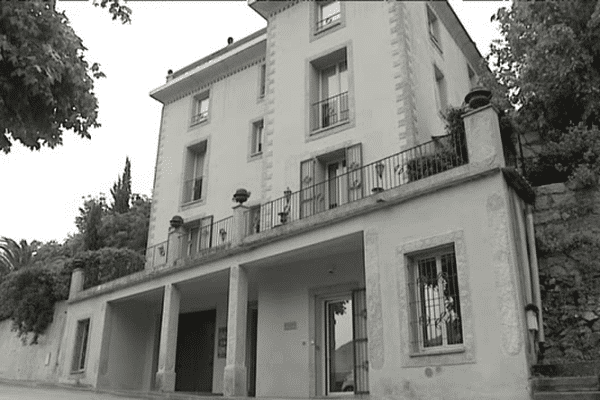 Cette villa monumentale, entièrement en granit a été conçue en 1928.
