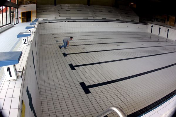 Le bassin vidé d'une piscine dans l'est de la France.