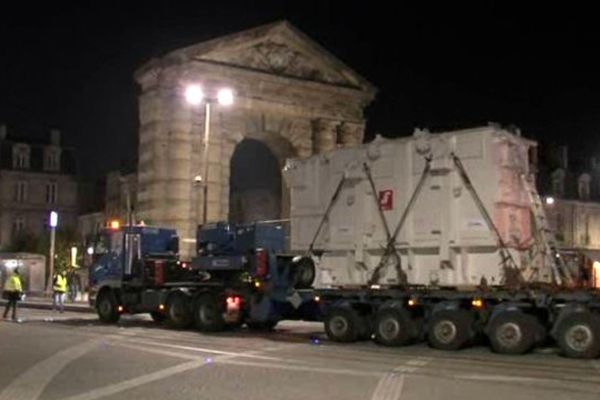 Le transformateur a traversé la ville dans la nuit.