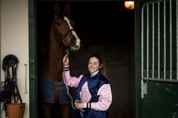  Mickaelle Michel prend la pose lors d'une séance photo à l'hippodrome de Chantilly, dans l'Oise.