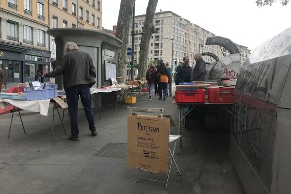 Les bouquinistes des quais de Saône ont lancé une pétition pour attirer l'attention sur l'avenir