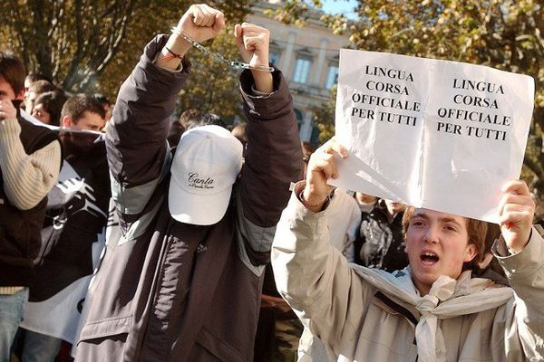 Manifestation pour l'officialisation de la langue corse, en 2004