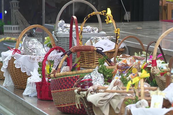 Les paniers de Pâques sont déposés devant l'autel de l'église pendant la messe.