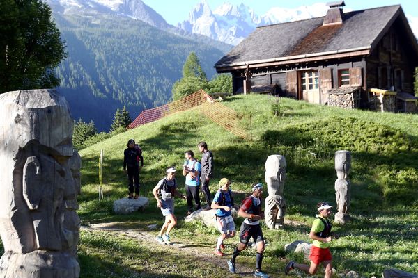 Des coureurs passant à Tré le Champ, près de Chamonix, lors de l'édition 2015 du Marathon du Mont-Blanc.