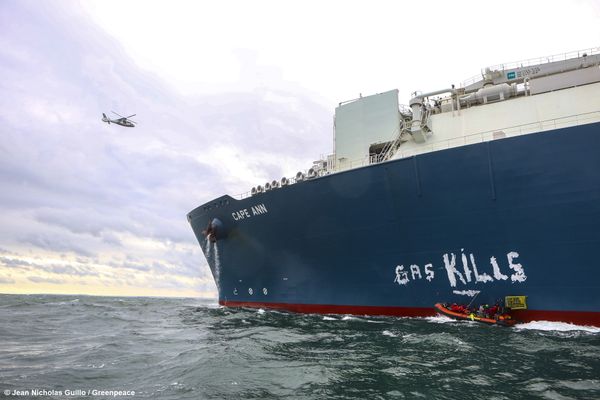 Des actions ont été menées par des associations écologistes, notamment Greenpeace, lors de l'arrivée du terminal méthanier au Havre (Seine-Maritime), lundi 18 septembre 2023.