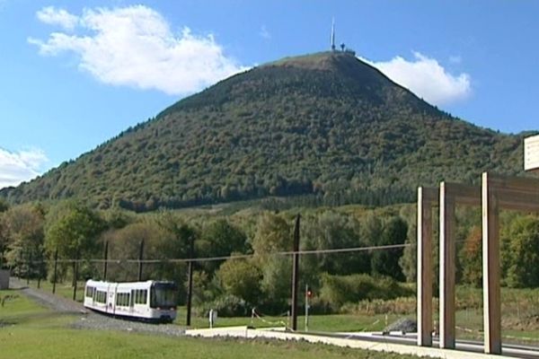 Le panoramique des Dômes est fermé jusqu'au 26 octobre prochain. Des travaux d'entretien annuel mais pas seulement. Une paroi proche de la gare d’arrivée n’est pas tout à fait stabilisée. 