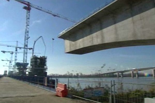 Voici l'ouvrage le plus long de la ligne entre Tours et Bordeaux, le viaduc de la Dordogne. Non pas que le fleuve soit si large, mais les accotements sont trop meubles pour recevoir la ligne, il a fallu monter toute cette partie sur un viaduc. Ensuite la ligne chevauche l'autoroute et pénètre dans Ambarés.