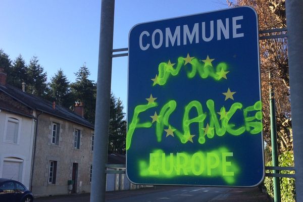 Plusieurs graffitis à la peinture jaune ont été découverts dans la commune de Panazol.