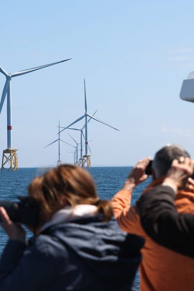 Depuis le 1er juillet 2024, la navigation est à nouveau autorisée au sein du parc éolien offshore de Saint-Brieuc. Des visites sont organisées au plus près des mâts des éoliennes.