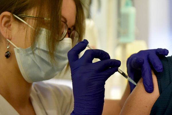 1300 doses supplémentaires de vaccin ont été attribuées au vaccinodrome de Sant-Etienne par l'Agence Régionale de Santé. 