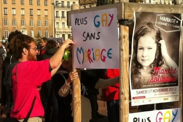 Préparatifs avant la manifestation contre le mariage gay.