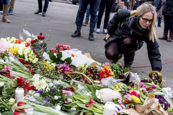 Des fleurs sur les lieux de la fusillade à Copenhague