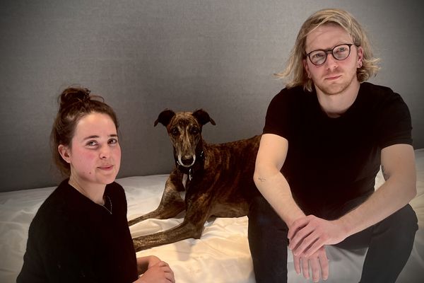 Tabu, chienne apprentie comédienne, en compagnie de ses deux maîtres : Jennifer Cabassu et Théo Bluteau, de la compagnie ATLATL.