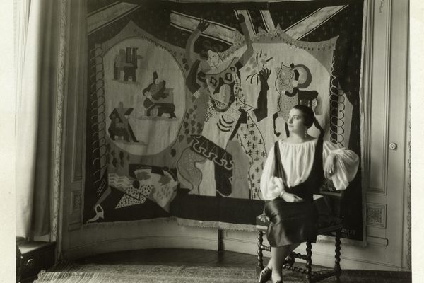 Marie Cuttoli dans sa galerie - maison de couture "Myrbor", en 1926, avec une tapisserie de Jean Lurçat en arrière plan