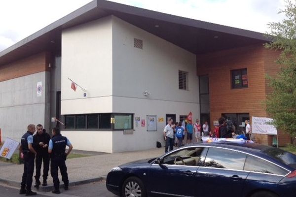 Les surveillants manifestent devant la Maison d'arrêt de Bonneville, en Haute-Savoie.