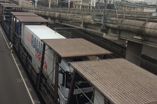 Bombardier va être en charge de la rénovation des navettes passagers d'Eurotunnel à Calais.