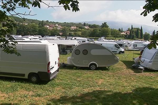 Ces caravanes sont sur le Grand Pré de Cabris depuis 10 jours.