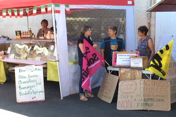 Les factrices en grève sur le marché de Mirande.