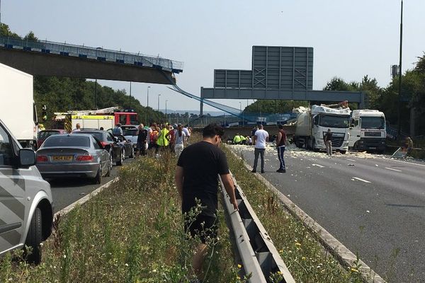 Une passerelle piétonne a visiblement été arrachée par un camion sur la M20 entre Londres et Folkestone.