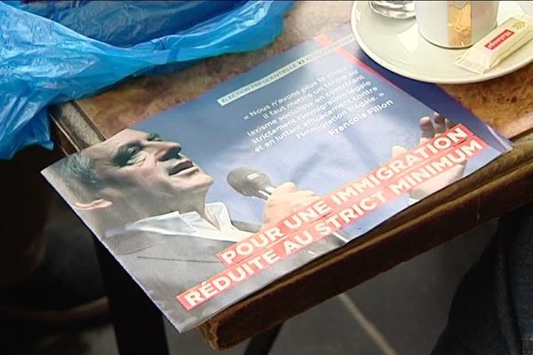 Des tracts pour François Fillon ont été distribués dans l'Eure et en Seine-Maritime dimanche 5 février 2017.