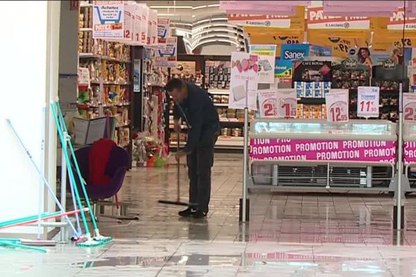 Opération de nettoyage au centre Leclerc de Talence