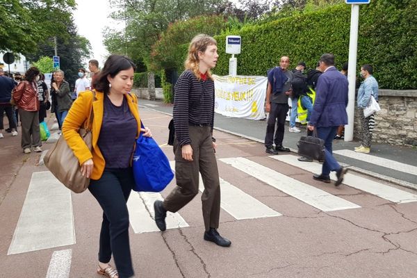 Lola Villabriga, et son avocate, lors de son arrivée au tribunal de Bayonne ce vendredi 26 juin.