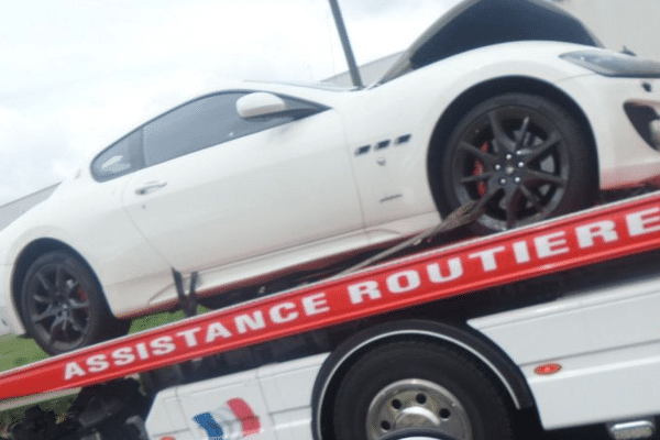 La Maserati blanche accidentée ramenée au garage