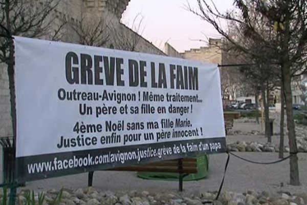 Une banderole devant sa tente, Jean-Christophe s'est installé face au palais de justice d'Avignon. 