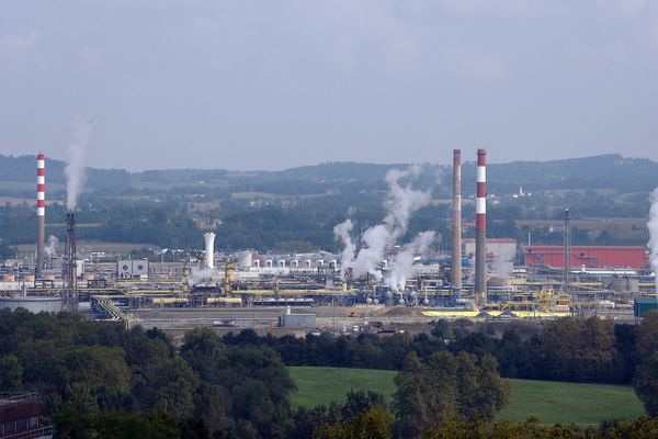 Une quinzaine de capteurs sismiques ont été installés aux abords du site d'extraction de gaz de Lacq dans les   Pyrénées-atlantiques. Un cluster de séisme y est identifié. Les causes ne sont pas naturelles révèle une étude scientifique.