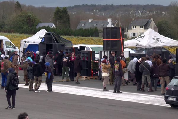 Les teufeurs sont arrivés sur le tarmac de l'aéroport de Quimper dans la nuit du vendredi 29 au samedi 30 mars 2024