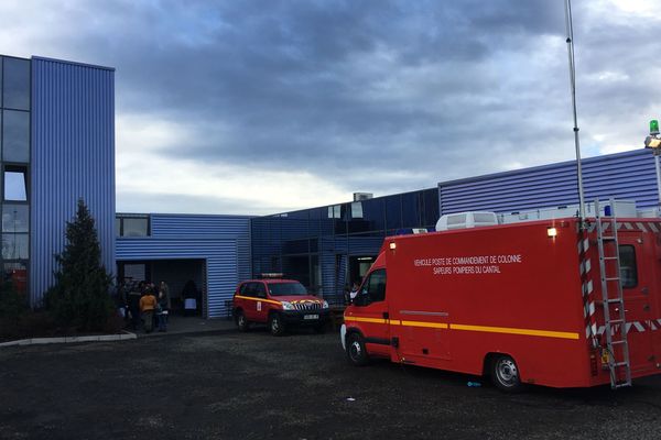 Aux alentours de 10 heures, mercredi 12 décembre, les pompiers du Cantal ont été appelés suite à l’intoxication de personnels de l’entreprise de maroquinerie Vulcacuir, dans la zone industrielle Rozier Coren, à Saint-Flour. Les pompiers ont installé un poste de commandement sur le site de l'usine.