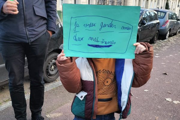 80 personnes se sont réunies pour dénoncer la situation des écoles orphelines à Bordeaux.