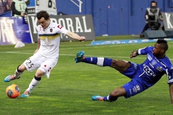 05/04/14 - Ligue 1 Bastia-Sochaux, Julien Faussurier (Sochaux) aux prises avec Djibril Cisse (Bastia)