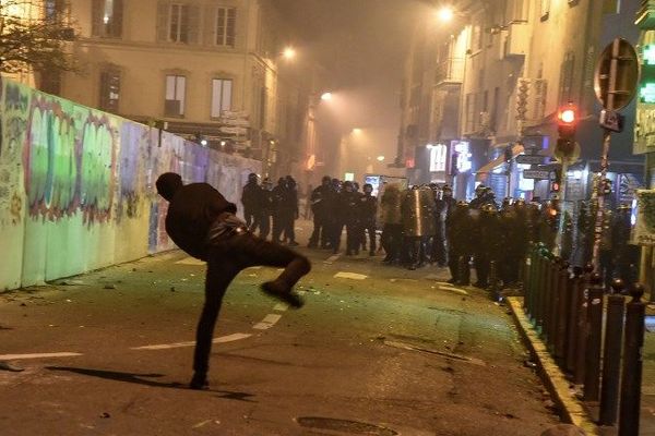 Les affrontements cours Julien entre manifestants et forces de l'ordre ce samedi soir à Marseille