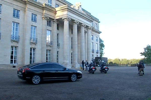 Le ballet des véhicules officiels est minutieusement réglé: une voiture par minute.