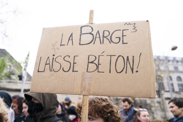 Paris, le 10 décembre 2022, partout en France, des rassemblements sont organisés contre la multinationale Lafarge par des militants écologistes "anti béton".