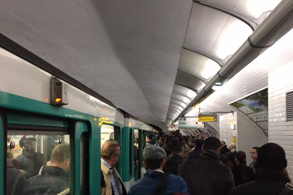 Le métro perturbé ce matin, entre les stations Cambronne et Charles de Gaulle Etoile